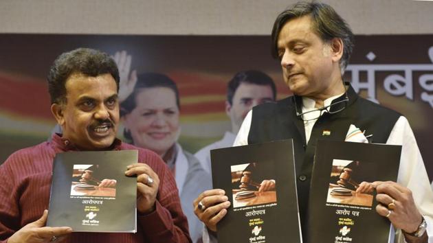Mumbai Congress chief Sanjay Nirupam (left) with party leader Shashi Tharoor releasing a ‘chargesheet’, about the 20-year Shiv Sena-Bhartiya Janata Party rule in the Brihanmumbai Municipal Corporation, on Monday.(Anshuman Poyrekar/HT photo)