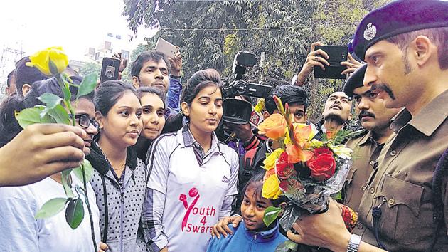 Patna senior superintendent of police Manu Maharaaj (right) receiving roses from college students in Patna. (Santosh Kumar/HT photo) Patna senior superintendent of police Manu Maharaaj (right) receiving roses from college students in Patna. (Santosh Kumar/HT photo)