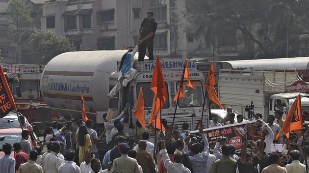 The protestors pelted stones on police teams. (Vijayanand Gupta/HT PHOTO)