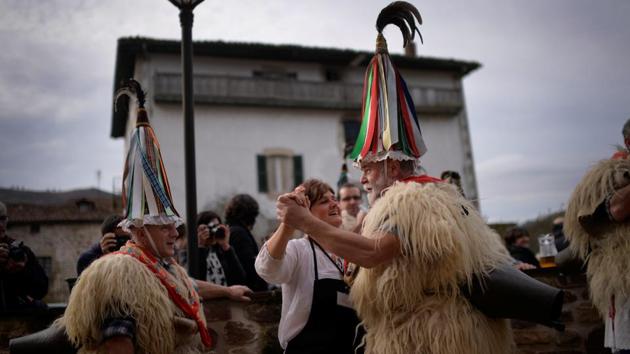A Joaldun dances with a woman during carnival celebrations in Ituren. (Reuters photo) A Joaldun dances with a woman during carnival celebrations in Ituren. (Reuters photo)