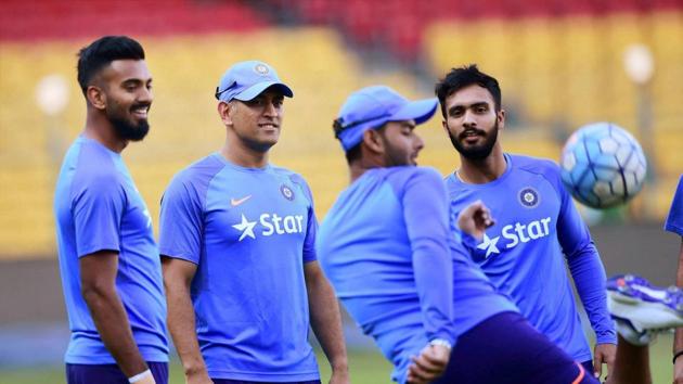 KL Rahul, MS Dhoni, Mandeep Singh and Rishabh Pant practice ahead of the third and final T20I against England in Bangalore. (PTI) KL Rahul, MS Dhoni, Mandeep Singh and Rishabh Pant practice ahead of the third and final T20I against England in Bangalore. (PTI)