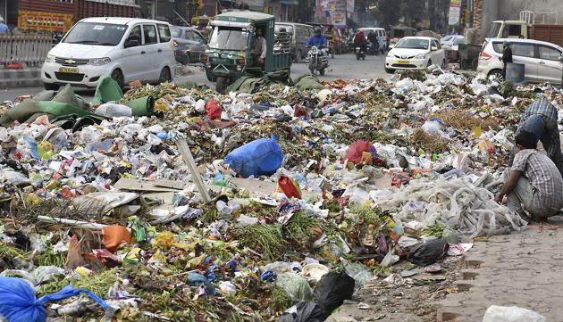 Garbage dumped near Shakarpur during the strike by the sanitation workers of the East Delhi MCD over non-payment of salaries. (Raj K Raj/HT Photo) Garbage dumped near Shakarpur during the strike by the sanitation workers of the East Delhi MCD over non-payment of salaries. (Raj K Raj/HT Photo)