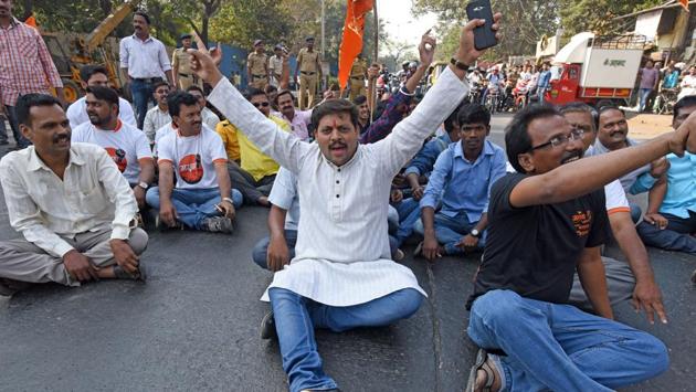 Protesters block traffic at Bhandup in Mumbai. (Pratik Chorge/HT PHOTO)