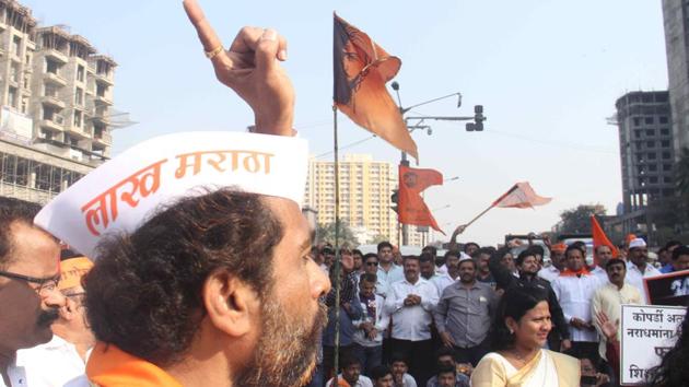 The blockades led to traffic jams, causing inconvenience to a number of office goers. About 200-300 protesters gathered at each of these places till they were detained by the police (Pramod Thakur/HT PHOTO)