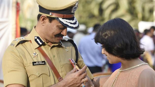 Look, what I got: IG Krishna Prakash shows the medal to his daughter Shorya. (Anshuman Poyrekar/HT PHOTO) 