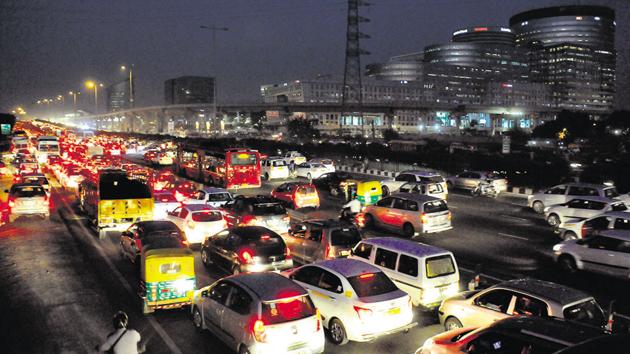 The town planning officials pointed that the Delhi-bound traffic from Cyber City and Udyog Vihar, from opposite directions, merge at Shankar Chowk and results in a gridlock during the rush hour. (Parveen Kumar/HT File) The town planning officials pointed that the Delhi-bound traffic from Cyber City and Udyog Vihar, from opposite directions, merge at Shankar Chowk and results in a gridlock during the rush hour. (Parveen Kumar/HT File)