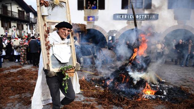A masked man holding a window walks past a bonfire during the ancient carnival of Ituren, in the northern Spanish Navarra province on Monday. The yearly three day festivities revolve around agriculture and sheep herding. (AFP photo) A masked man holding a window walks past a bonfire during the ancient carnival of Ituren, in the northern Spanish Navarra province on Monday. The yearly three day festivities revolve around agriculture and sheep herding. (AFP photo)
