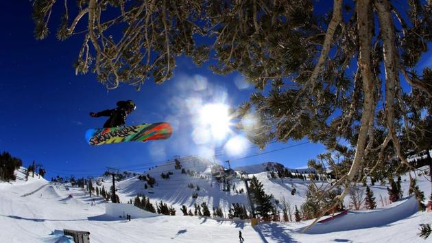 Tyler Nicholson of Canada takes a practice run during the FIS Snowboard World Cup 2017 Men's Snowboard Slopestyle during the Toyota U.S. Grand Prix at Mammoth Mountain on January 31, 2017 in Mammoth, California. (Sean M. Haffey/Getty Images / AFP) Tyler Nicholson of Canada takes a practice run during the FIS Snowboard World Cup 2017 Men's Snowboard Slopestyle during the Toyota U.S. Grand Prix at Mammoth Mountain on January 31, 2017 in Mammoth, California. (Sean M. Haffey/Getty Images / AFP)