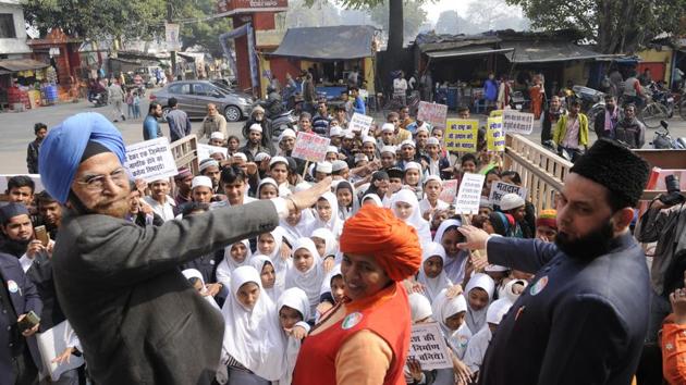(L-R) Rajendra Singh Bagga, Mahant Devya Giri and Muslim cleric Khalid Rasheed Farangi Mahali (Deepak Gupta/ HT Photo) (L-R) Rajendra Singh Bagga, Mahant Devya Giri and Muslim cleric Khalid Rasheed Farangi Mahali (Deepak Gupta/ HT Photo)