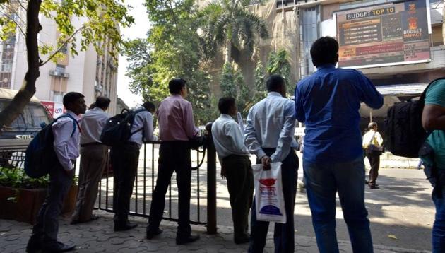 People watching Union Budget 2017 outside Bombay Stock Exchange in Mumbai as finance minister Arun Jaitley presents the Union Budget 2017.(Arijit Sen/Hindustan Times)