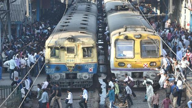 Finance minister Arun Jaitley said unmanned railway level crossings to be eliminated by 2020.(HT Photo)