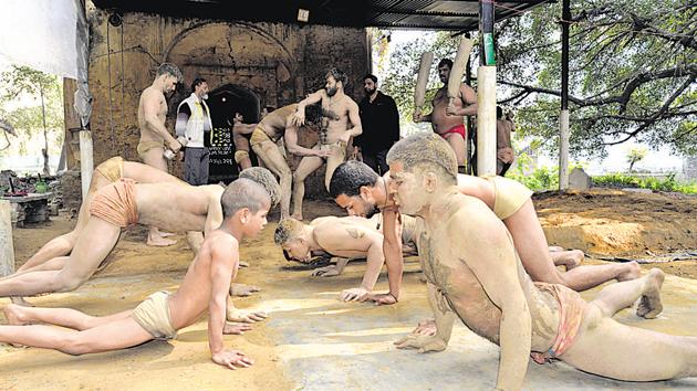 Pehelwans practising at Gulab Akhara.(Sachin Saini/ HT Photo)