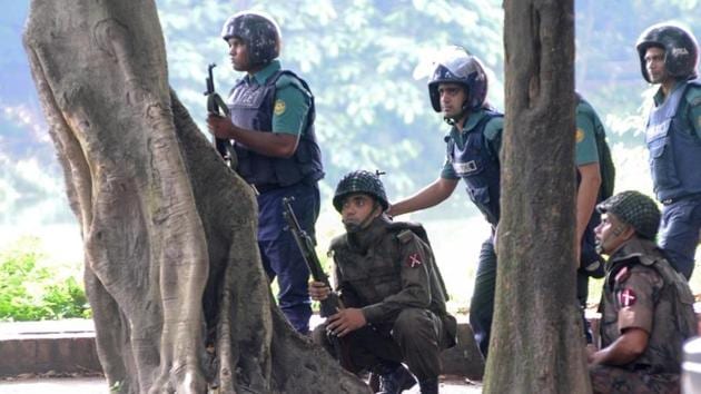 Army soldiers take their positions near the Holey Artisan restaurant after Islamist militants attacked a cafe in Dhaka, Bangladesh on July 2, 2016.(Reuters photo)