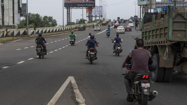 Budget allocation for the National Highways has been stepped up from Rs 57,676 crore in the BE of 2016-17 to Rs 64,000 crore in 2017-18.(Satish Bate/HT File Photo)