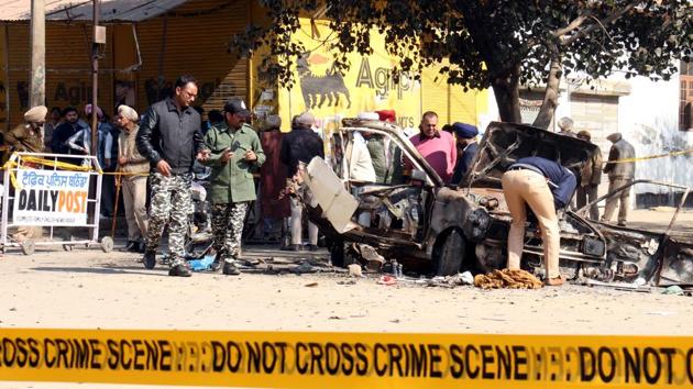 Officials examining the spot where the blasts took place in Maur Mandi, on Wednesday.(Sanjeev Kumar/HT)