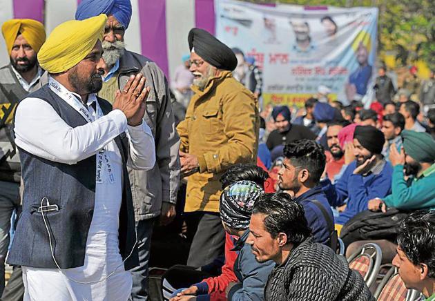 Aam Aadmi Party candidate Narinder Singh Shergill interacting with people during a rally at Dussehra Ground, Phase 8, SAS Nagar, on Wednesday.(Ravi Kumar/HT)