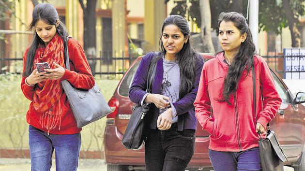 Students at government PG College discussing key election issues ahead of state polls in Uttar Pradesh, Noida, January 17(HT)