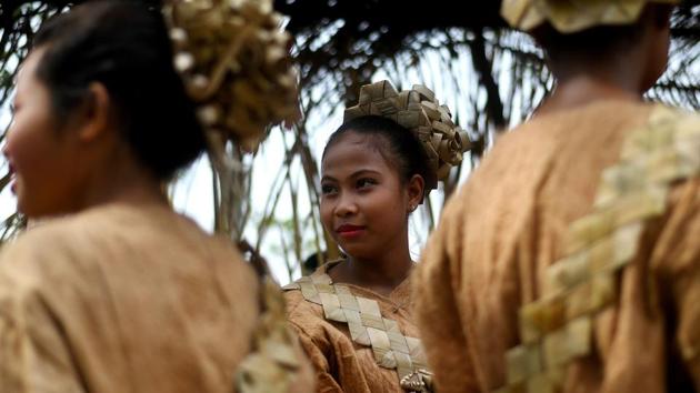 Malaysian indigenous Mah Meri tribeswomen wait for the start of the Puja Pantai ritual, a thanksgiving ritual praying to the spirits of the seas, in Pulau Carey on the outskirts of Kuala Lumpur on February 1, 2017. (/ Manan VATSYAYANA / AFP)