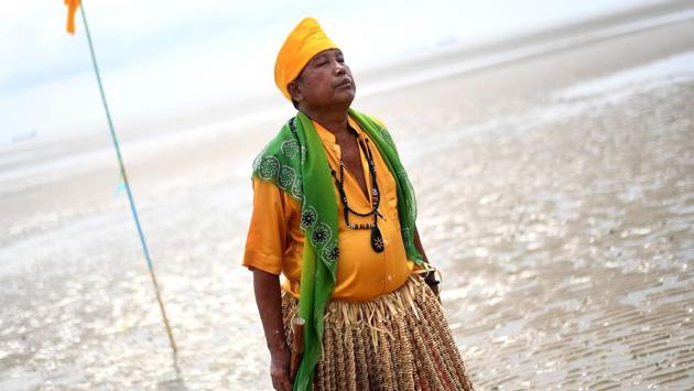 A Malaysian indigenous Mah Meri tribal shaman returns after offering prayers during the Puja Pantai ritual, a thanksgiving ritual praying to the spirits of the seas, in Pulau Carey on the outskirts of Kuala Lumpur on February 1, 2017. (/ Manan VATSYAYANA / AFP)
