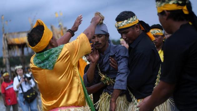 A Malaysian indigenous Mah Meri tribal shaman (left) performs rituals during the "Puja Pantai" event, a thanksgiving ritual praying to the spirits of the seas, in Pulau Carey on the outskirts of Kuala Lumpur on February 1, 2017. (Manan VATSYAYANA / AFP)
