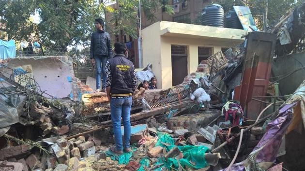 Fire tenders were rushed to the spot and victims were rescued. (HT photo) Fire tenders were rushed to the spot and victims were rescued. (HT photo)