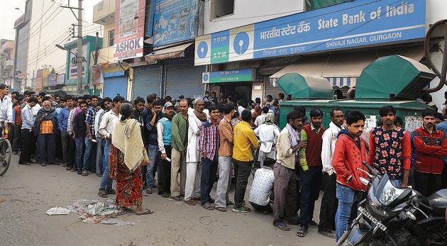 Long queues outside a bank in Gurgaon on 10 November, 2016. (Praveen Kumar/Hindustan Times) Long queues outside a bank in Gurgaon on 10 November, 2016. (Praveen Kumar/Hindustan Times)