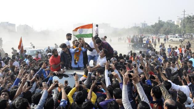 The welcome ceremony was marred by utter chaos and hooliganism as dozens of fans climbed the temporary stage to click selfies with Manveer. (Sunil Ghosh/HT Photo) The welcome ceremony was marred by utter chaos and hooliganism as dozens of fans climbed the temporary stage to click selfies with Manveer. (Sunil Ghosh/HT Photo)