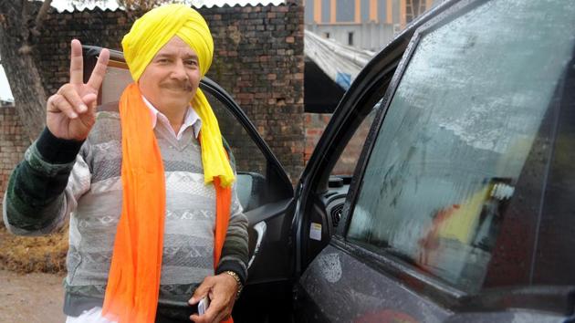 AAP’s Kartar Singh is pitted against the sitting Akali MLA Harmeet Singh Sandhu and congress has again fielded Dr Dharambir Agnihotri. Though the congress candidate carries no baggage, he is yet to taste success and this is his third successive elections. (Anil Dayal/HT)