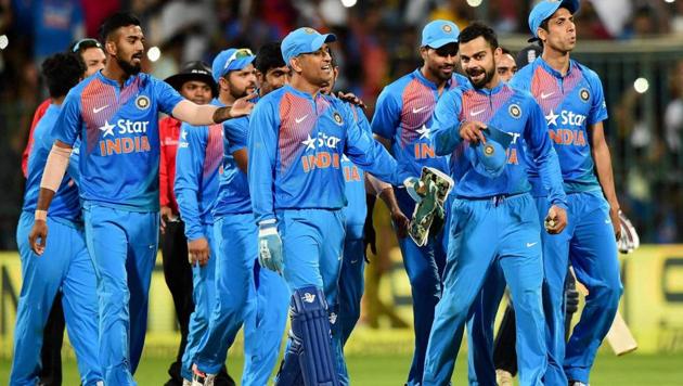 Indian cricket team captain Virat Kohli talks to former skipper Mahendra Singh Dhoni after beating England by 75 runs in the third and final T20 match at Bangalore’s Chinnaswamy Stadium on Wednesday night. India won the series 2-1(PTI)