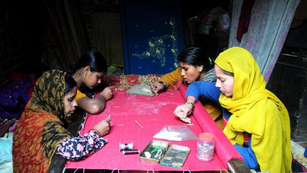 Zardozi workers of Bareilly. (HT FIle Photo) Zardozi workers of Bareilly. (HT FIle Photo)