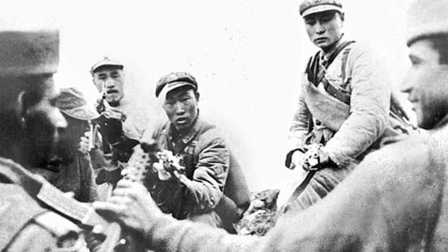 A file photo of Indian and Chinese soldiers during the 1962 war. (HT Archives) A file photo of Indian and Chinese soldiers during the 1962 war. (HT Archives)