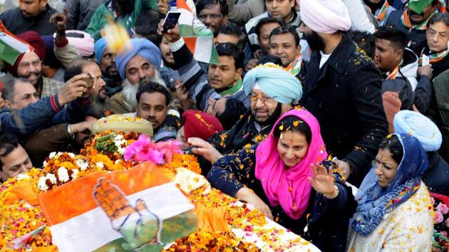 Punjab Pradesh Congress Committee President Captain Amarinder Singh along with his wife MLA Preneet Kaur wave to supporters at a road show in Patiala. (Bharat Bhushan/ HT PHOTO )