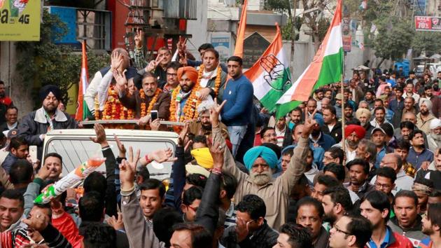 Congress leader and former Union Cabinet Minister Anand Sharma during a road show for the Punjab assembly elections in Amritsar on Thursday. Voting will be held on February 4 for 117 assembly seats in the state, once the country’s food bowl but reeling under growing unemployment and drug abuse among its youth.(PTI)