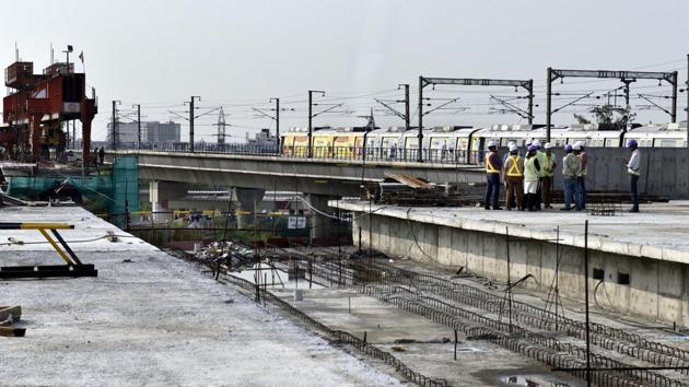 Anand Vihar had a bus terminus, a railway station, metro and a local bus stand. (Mohd Zakir/Hindustan Times) Anand Vihar had a bus terminus, a railway station, metro and a local bus stand. (Mohd Zakir/Hindustan Times)