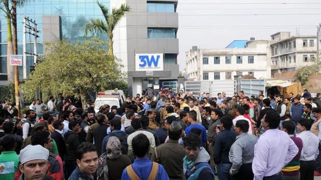 A police team tries to control the crowd outside Ablaze Info Solutions’ office in Sector 63 on Thursday.(Burhaan Kinu/HT PHOTO)