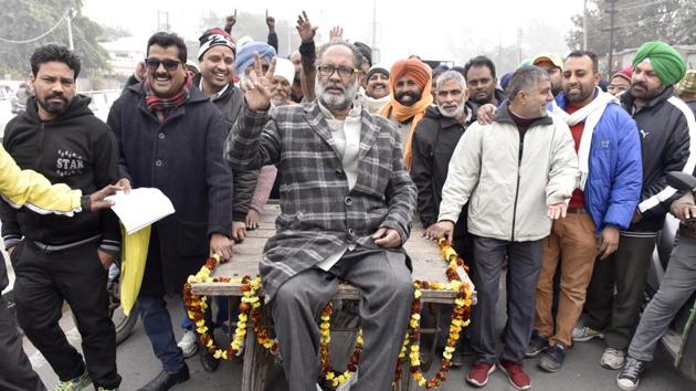 Dr. Inderpal , All Punjab Rehri-fahri union and candidate of Bahujan Samaj Party sitting on cart to fill in his nominations papers in Amritsar along with supporters to participate in the Punjab assembly elections, outside the DC office Amritsar. (Gurpreet Singh/ HT PHOTO)