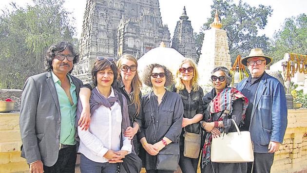 Artists from different countries near the Mahabodhi Temple at Bodh Gaya(HT Photo)