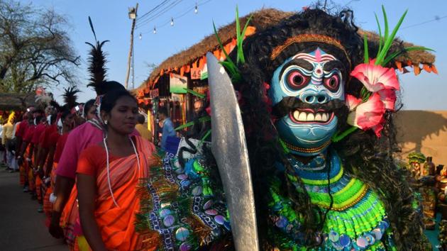 Artistes from Jharkhand perform at the Surajkund Mela at Faridabad.(Zuhaib Mohammad/HT Photo)