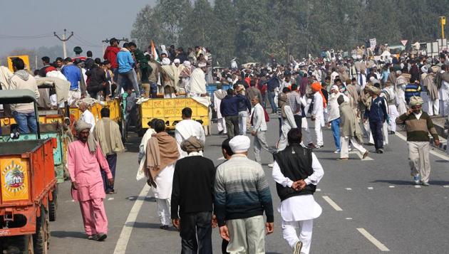 The Rohtak-Panipat national highway remained blocked for hours as Jat protesters thronged dharna site at Jassia village in Rohtak district on Wednesday.(Manoj Dhaka/HT Photo)