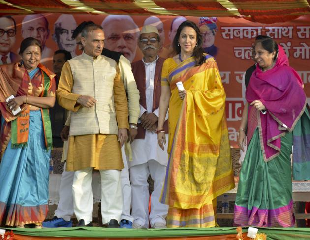 The crowd waited patiently for Hema Malini who arrived at the meeting in Modi Nagar on Thursday over three hours late. (Sakib Ali/HT Photo) The crowd waited patiently for Hema Malini who arrived at the meeting in Modi Nagar on Thursday over three hours late. (Sakib Ali/HT Photo)