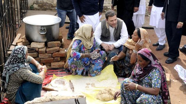Congress Vice President Rahul Gandhi talks to women at the Ballian villagers during the election rally in Sangrur. (Bharat Bhushan/HT Photo)