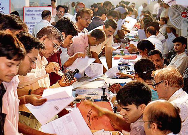 People  stand in a queue to file income tax returns in Delhi.  he World Bank continues to rank India at 172 in the ease of paying taxes among 190 countries. (Sunil Saxena/HT Photo)