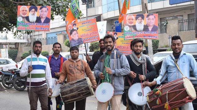 Paid workers campaigning for political parties ahead of assembly elections in Jalandhar on Wednesday. (Sikander Singh Chopra/HT Photo) Paid workers campaigning for political parties ahead of assembly elections in Jalandhar on Wednesday. (Sikander Singh Chopra/HT Photo)