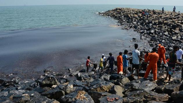 Coast Guard pollution response team tackles the oil spill in the sea at Ernavoor, north Chennai.(V Srinivasulu/ HT photo)