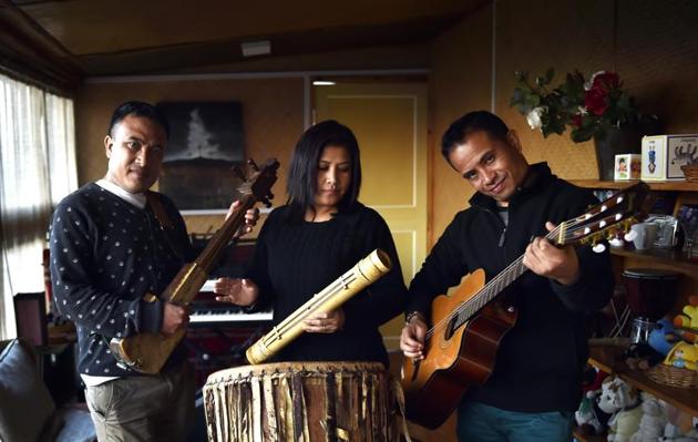 Brothers Kit (above right) and Ador Shangpliang (who plays the traditional duitara) of the prominent Shillong-based band Summersalt. Kit’s wife Pysnsuklin is the band’s vocalist. Summersalt has played for the Bollywood film Rock On 2.(Ajay Aggarwal / HT Photo)