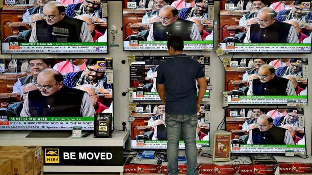 A man watches the Union Budget 2017-18 presentation by finance minister Arun Jaitley, on TV at a showroom in Kolkata on February 1.(PTI Photo) A man watches the Union Budget 2017-18 presentation by finance minister Arun Jaitley, on TV at a showroom in Kolkata on February 1.(PTI Photo)