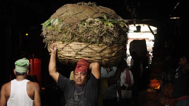 Tens of thousands of people, mostly in the informal sector, lost their jobs.(Samir Jana/HT Photo)