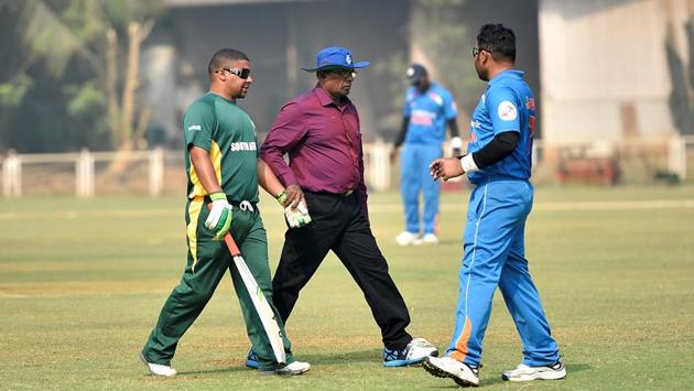 An umpire helps a South African B1  player during the match. (Arijit Sen/HT PHOTO) 