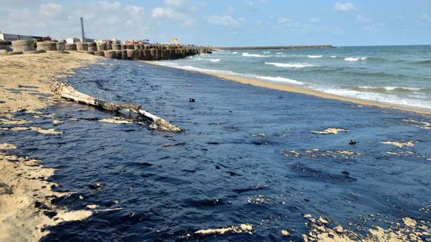 The oil slick accumulated on the Palavakkam beach is predicted to move south and reach Injambakkam, near the Cholamandal Artists’ Village. 