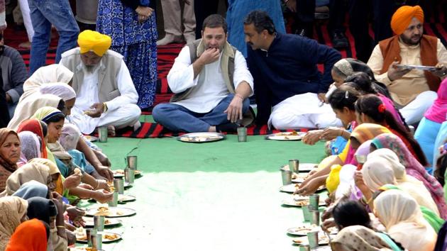 Rahul Gandhi eating in Sangrur.(Bharat Bhushan/HT Photo)